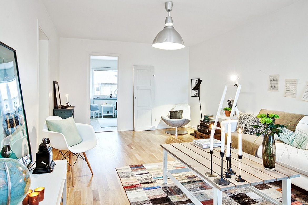 Skandynawski salon z dywanem patchwork,drewnianą ławą,białą sofą i metalową lampą (21309)