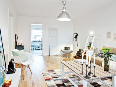 Skandynawski salon z dywanem patchwork,drewnianą ławą,białą sofą i metalową lampą (21309)