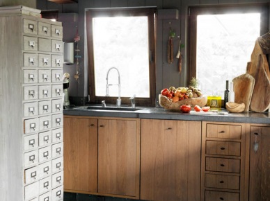 Drewniane belki w szarej kuchni z drewnianymi frontami,biała komoda wysoka z szufladkami i betonowa podłoga (27678)