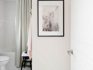 Ozdobny obraz na ścianie w czarno-białej łazience (54949)