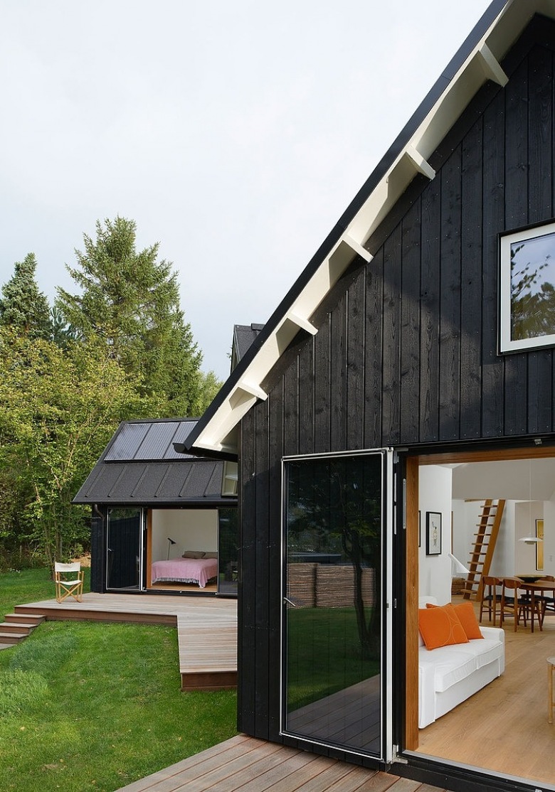 geometryczna bryła domu  Skandynawii zaciekawia i intryguje - to oryginalny projekt domu z ciemna elewacją i białym,...