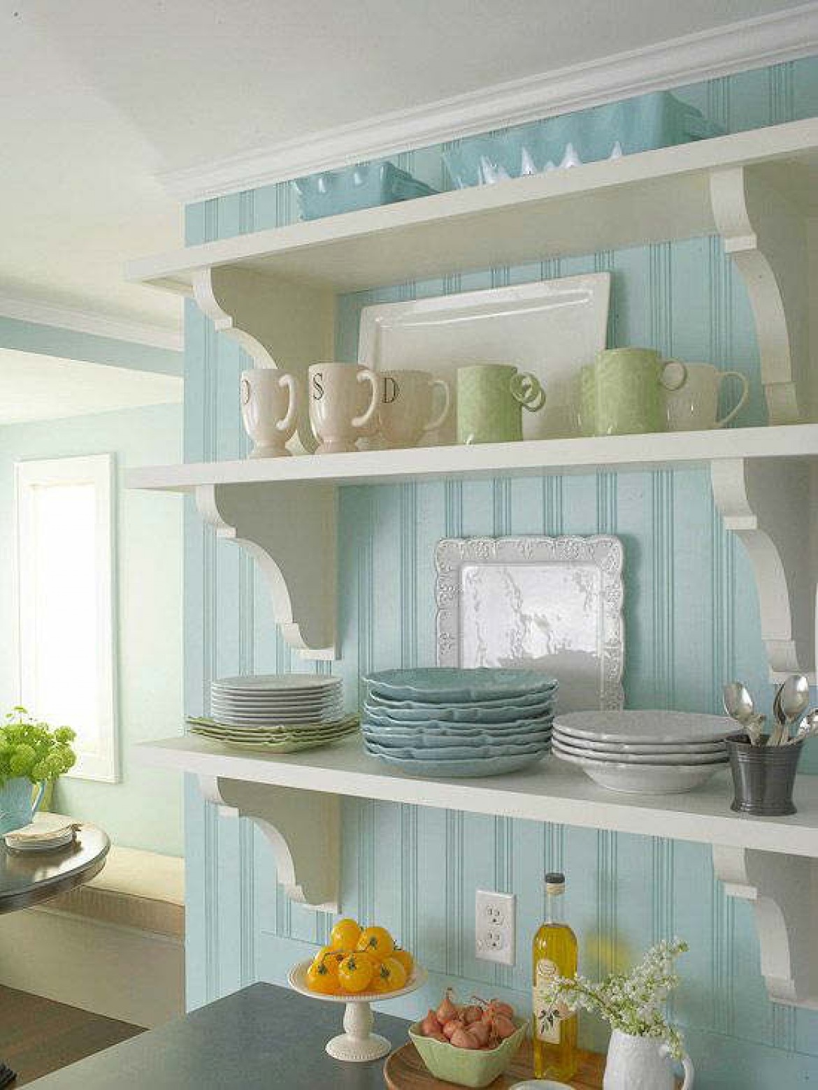 Białe ;półki na niebieskiej tapecie na scianie w kuchni (20166)