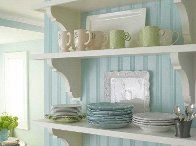 Białe ;półki na niebieskiej tapecie na scianie w kuchni (20166)
