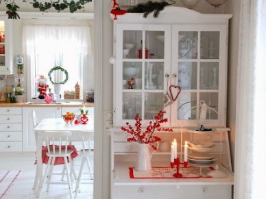 Biały skandynawski kredens z czerwonymi dekoracjami świątecznymi (27544)