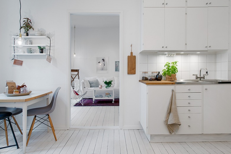 kolejne piękne małe mieszkanie w skandynawskim stylu, ale z mieszanką eleganckich stylowych mebli. Pojedyncza etażerka,...