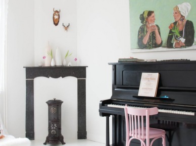 Czarne pianino i oryginalny kominek w aranżacji salonu (49079)
