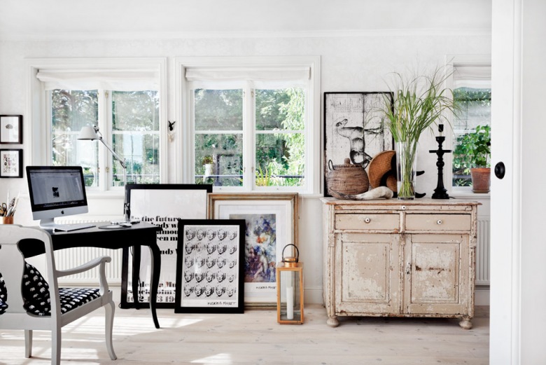 Czarna stylowa konsolka i białe krzesło w stylu francuskim,komoda vintage,typogeafie i grafiki stojace na podłodze w aranżacji otwartego salonu (25438)