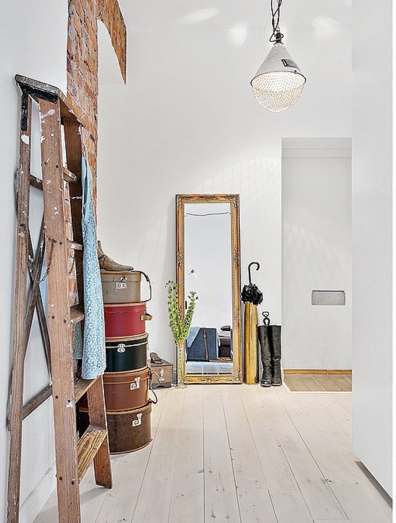 Bielone deski,drewniana drabina,okragłe ozdobne pudła,industrialna lampa i drewniane prostokątne lustro podłogowe (27615)