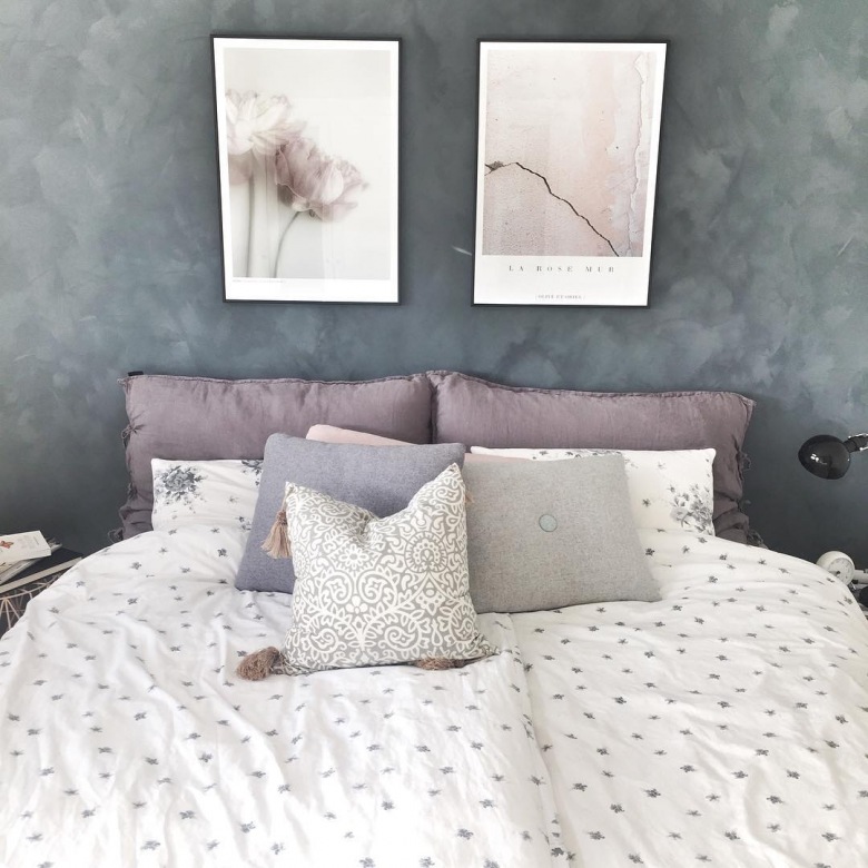 Wyposażenie sypialni jest tak naprawdę bardzo proste, ale dzięki zastosowaniu dodatków, chociażby poduszek na łóżku, wnętrze wygląda bardzo estetycznie i przyjemnie. Szara ściana subtelnie potęguje oryginalność...