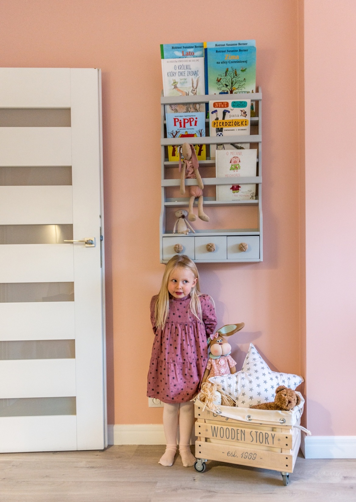 Półka na ulubione książki w różowym pokoju dziecięcym (51895)
