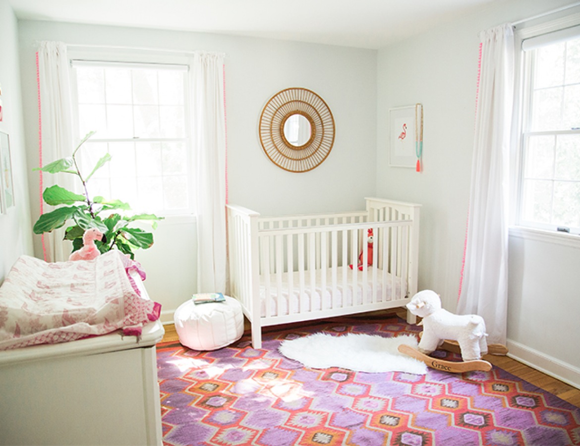 Pokój dla niemowlęcia w bieli i z kolorowymi dodatkami (53611)