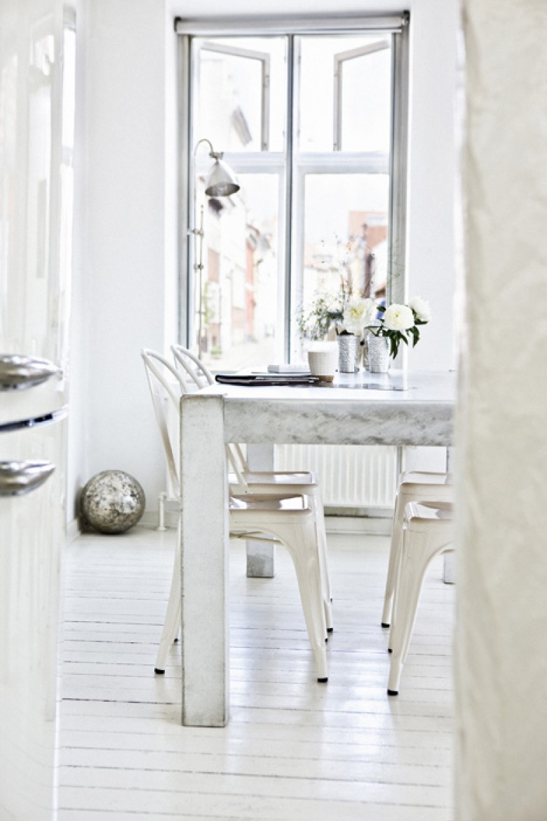 Biały stół w stylu vintage z metalowymi krzesłami Tolix (24022)