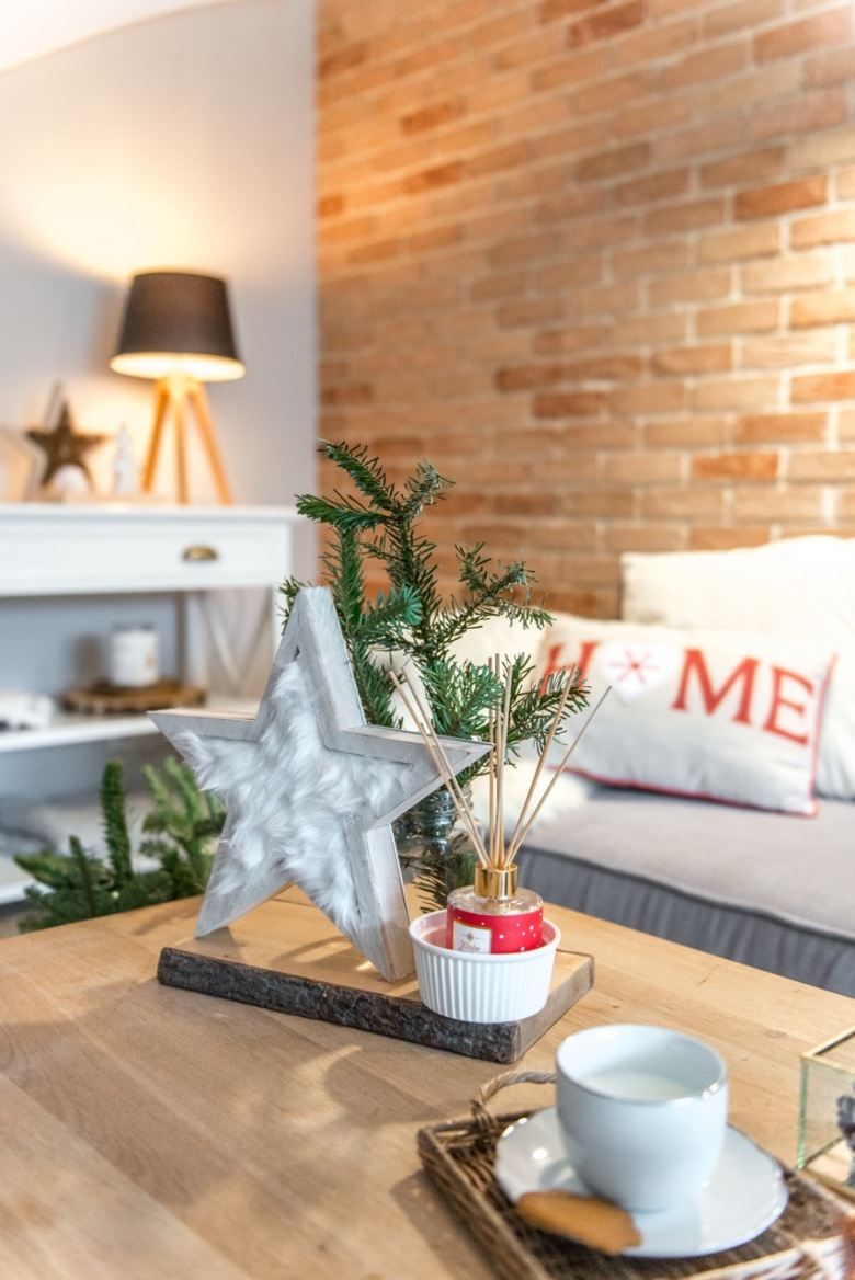 Na stoliku kawowym można ułożyć wiele świątecznych dekoracji. Motyw gwiazdki doskonale tu pasuje.