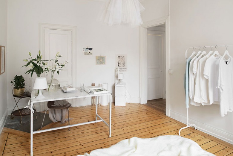 białe aranżacje małych mieszkań z naturalnymi deskami z drewna na podłodze, to kanon skandynawskiego stylu, którym...