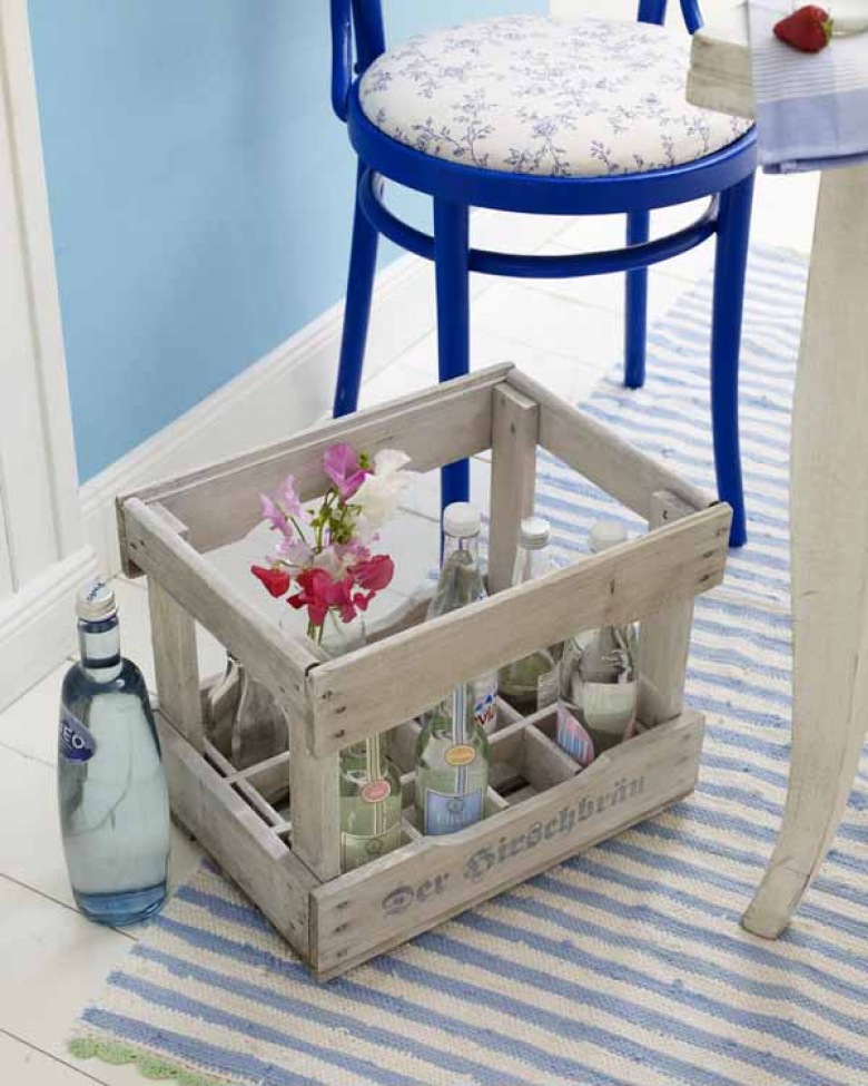 Niebieskie ściany, szafirowe krzesło i dywan w biało-niebieskie paski w kuchni (23922)