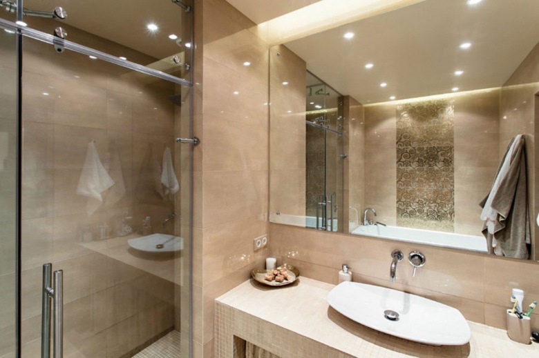 Aranżacja nowoczesnej łazienki, gdzie główną rolę odgrywa szkło. Przezroczysta tafla wydziela strefę prysznicową. Duże...