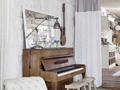 Stylowy szezlong,pianino,bielone tynki,drewniane taborety i industrialna lampka (21482)