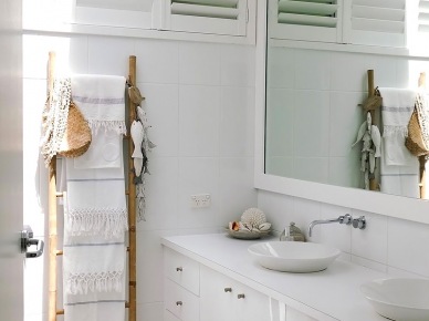 Drabina z bambusa wieszak  na ręczniki   w aranżacji białej łazienki (25575)