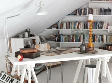 Białe biurko skandynawskie w aranżacji domowego biura pod skośnymi ścianami poddasza (26140)