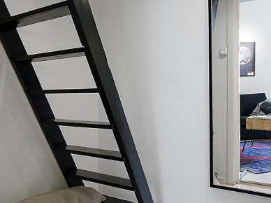 Czarna drabina na antresolę z łóżkiem  w małym mieszkaniu (20930)