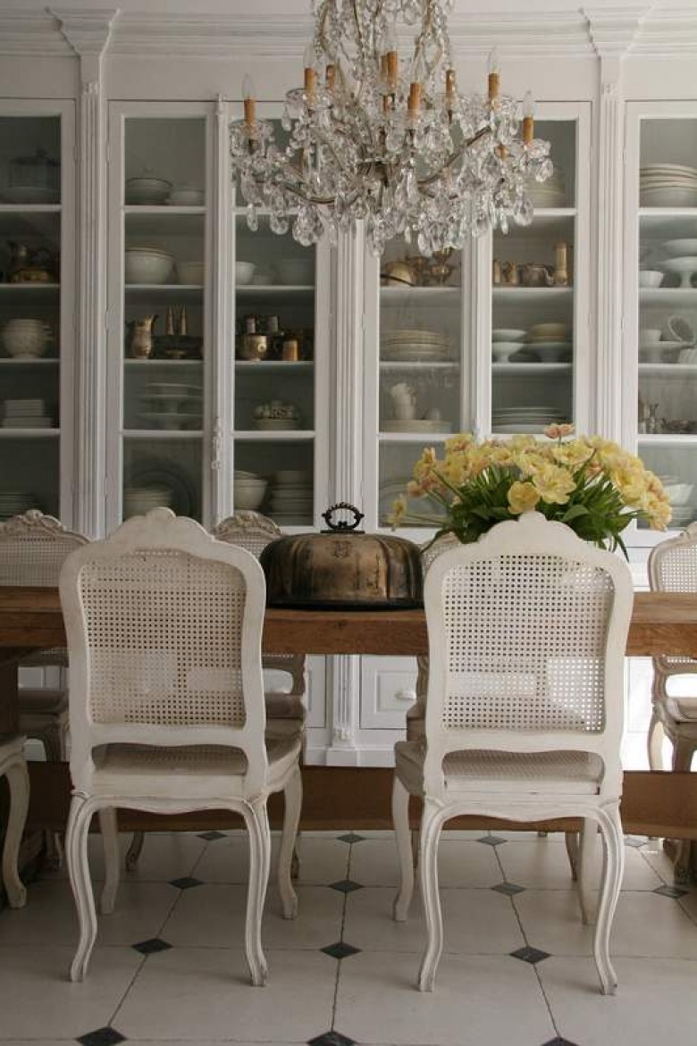 klasyczne, trochę stylizowane na wiejskie, wnętrze salonu i kuchni. Przewodni kolor, to szarość i biel. Eleganckie...