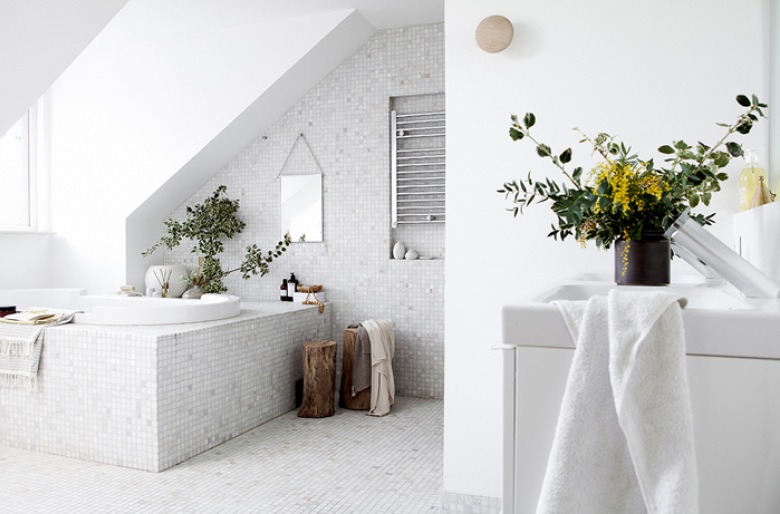 Płytka ceramiczna drobna kostka na podłodze i ścianach w aranżacji łazienki w stylu skandynawskim (28336)