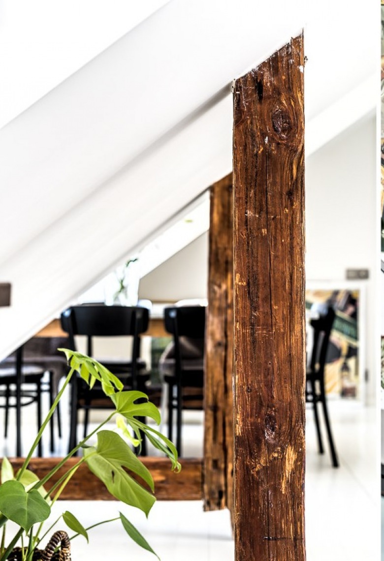 Drewniane belki w aranżacji mieszkania na poddaszu (51494)