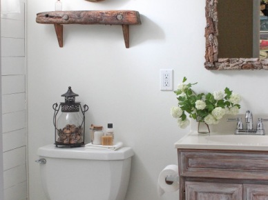 Naprawdę efektowne before & after łazienki, czyli przemiana z ciemnej małej przestrzeni w rozbieloną rustykalną oazę!
