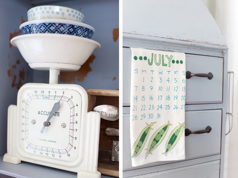 W błękitnej kuchni zastosowano wiele klimatycznych dodatków, jak chociażby ręcznik z nadrukowanym kalendarzem....