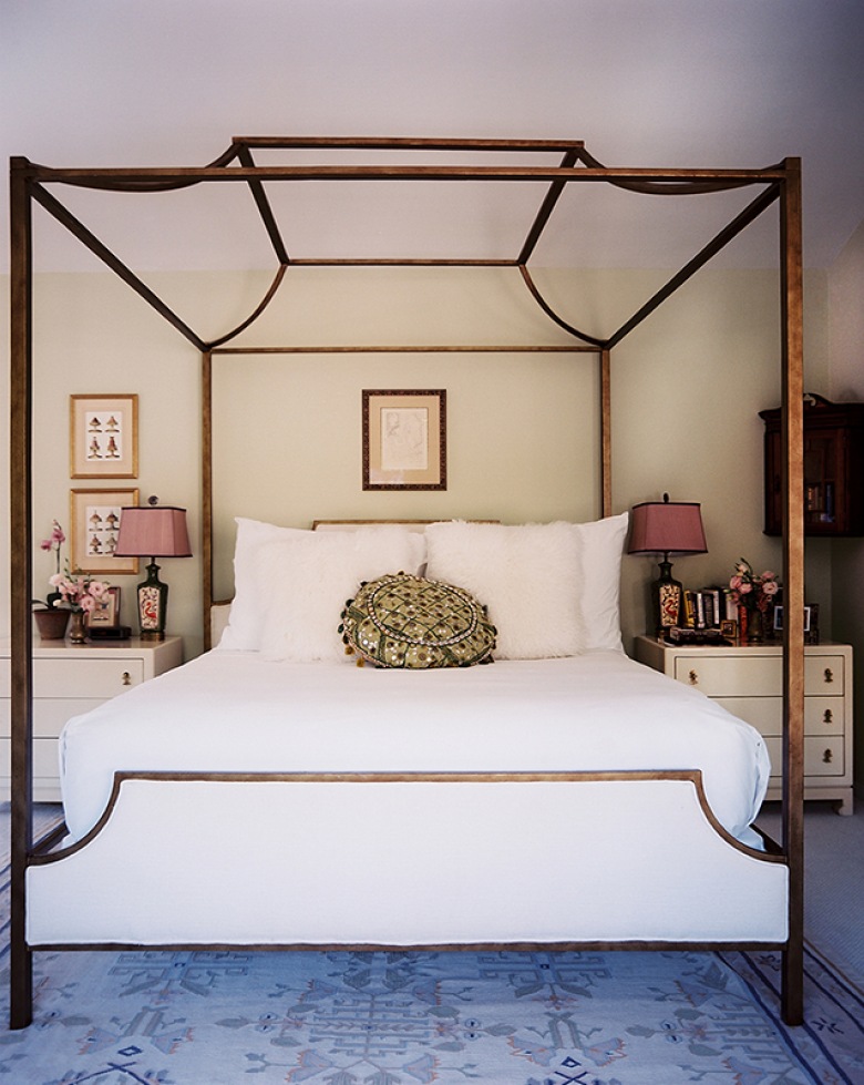 majestatyczne łóżko w eklektyczne sypialni udekorowano dosyć skromnie. Tu ma zachwycać forma łóżka i materiał , z...