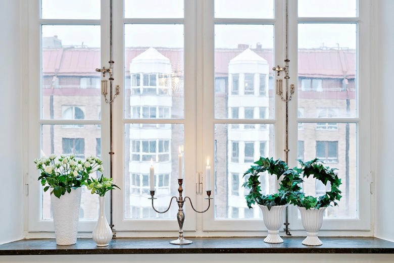 Zielone akcenty wprowadzają wiele naturalności do wnętrza. Biała sypialnia zyskuje na romantycznej aurze oraz na świeżości dzięki zastosowaniu pojedynczych kwiatów i dekoracji z...