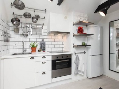 Metalowe półki i relingi w białej kuchni, biała płytka cegiełka,czarne duze lustro (28527)