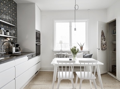 Skandynawska kuchnia z białym stołem i krzesłami,portugalska biało-czarna glazura na ścianie w kuchni (28355)