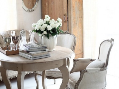 Stylowa jadalnia z francuskim okrągłym stołem i krzesłami , z szafą i lustrem w stylu shabby (22463)