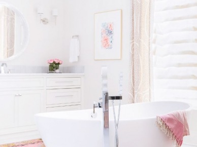 Biała łazienka z różowymi dodatkami (53836)