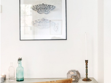 Industrialne biurko na czarnych kozłach i z bielonym blatem vintage,skandynawska grafika na ścianie w domowym biurze (24995)