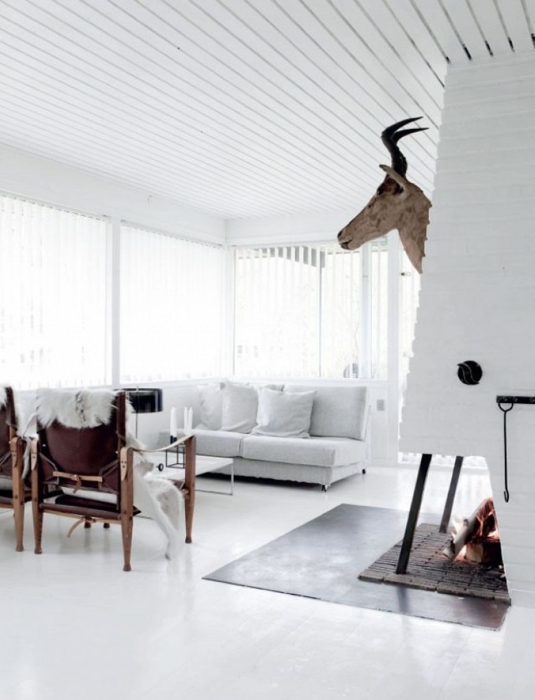 Zimowy , biały domek w minimalistycznym, skandynawskim stylu - ultra biały z elementami brązu i czerni. Pachnie wręcz...