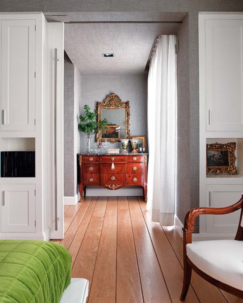  Dwie olbrzymie fotografie Coco Chanel   są wydrukowane na drzwiach szafy - piękny art deco apartament zlokalizowany w...