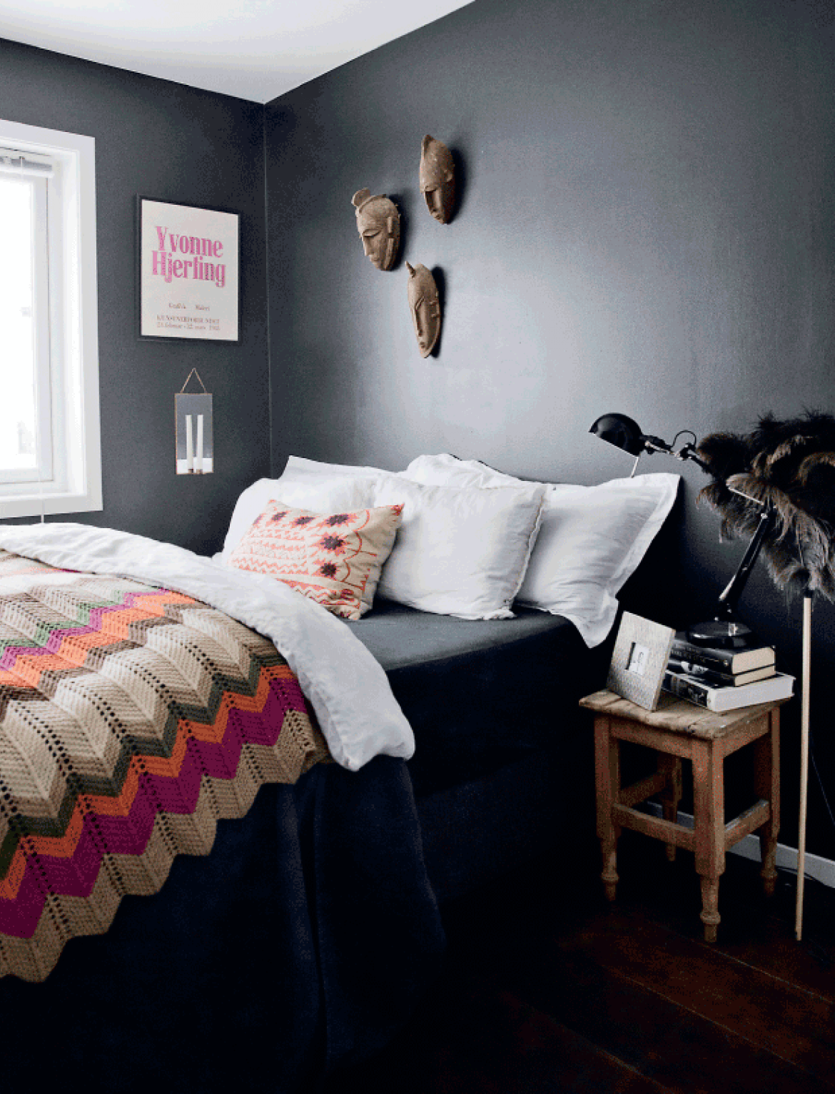Dziergana kolorowa narzuta w zygzaki i czarna ściana w sypialni (26736)