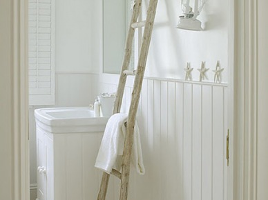 Biała łazienka z drewnianą drabiną  latarenką w marynistycznym stylu (21740)