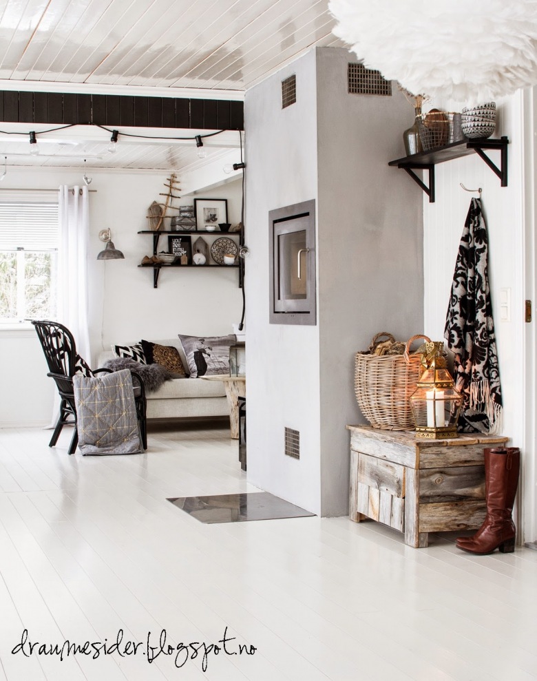 Drewno i wiklina dodają wnętrzu przytulnego charakteru. Biała podłoga w salonie oraz pozostałych pomieszczeniach tworzy...