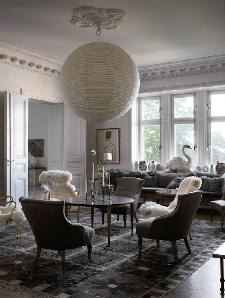 W starym eleganckim budynku apartamentowym w Sztokholmie ilustrator Mats Gustafson łączy miękkie białe ściany głuche szarości, brązy i ochry mebli oraz ... starożytny i nowoczesny mix swobodnie i doskonale ... Uwielbiam...