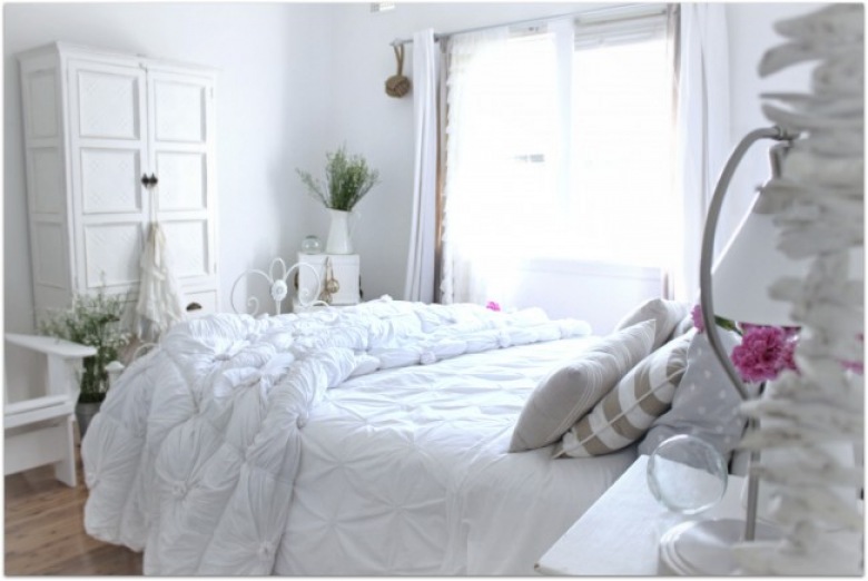 piękna, romantyczna sypialnia cała spowita w koronkach - warto zwrócić uwagę , jak do metalowego,koronkowo wykonanego łóżka dopasowano właśnie śliczne , białe koronki...