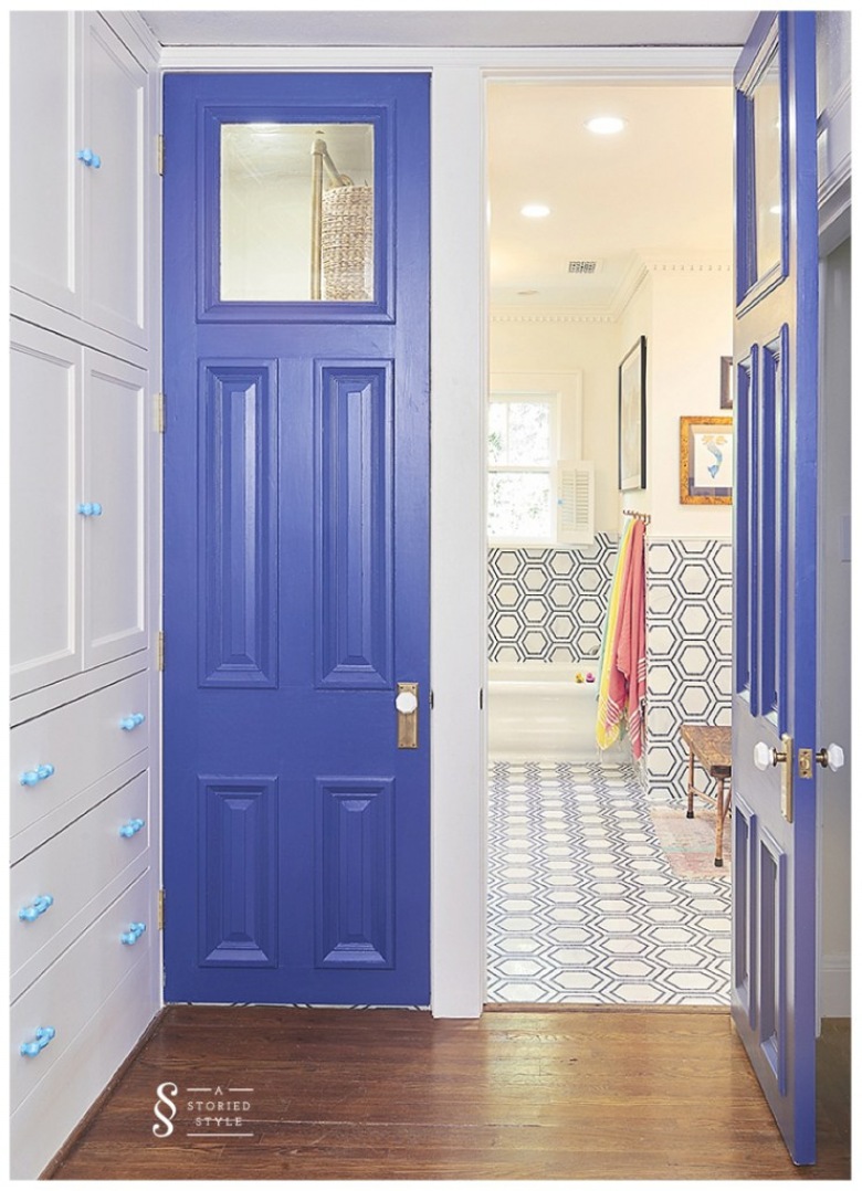 Styl w łazience wyznacza wzorzysta podłoga oraz ściana, które w prostych podstawowych barwach zdecydowanie ożywiają...