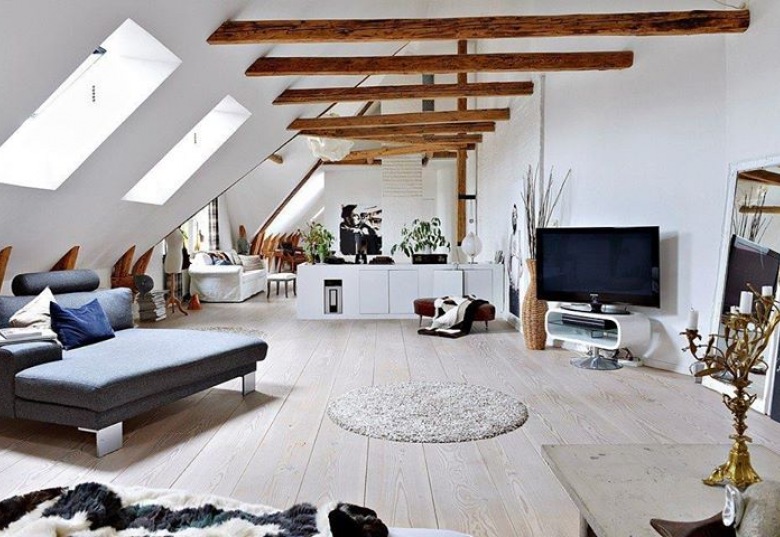 Białe mieszkanie na poddaszu z drewnianymi belkami, bieloną podłogą i ogromną przestrzenią :) (42874)