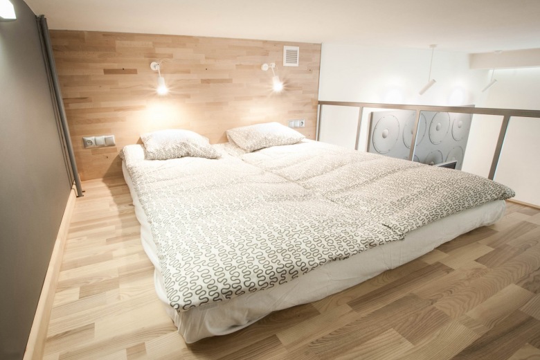 Sypialnia na antresoli wygląda bardzo przytulnie z prostego względu - wypełniają ją jasne i przyjemne kolorki, gdzie...