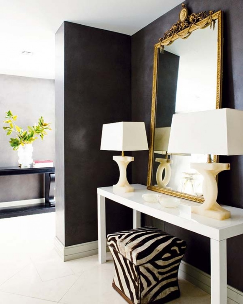 mały, kobiecy apartament w stylu glamour - czerń, złocenia, połysk i bie