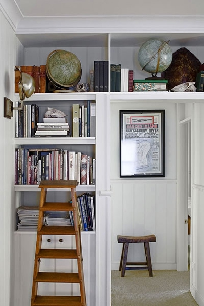 zorganizowanie małej biblioteczki w korytarzu , to świetny pomysł na organizację i dekorację małej przestrzeni.