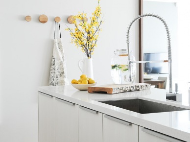 Nowoczesna biała kuchnia z drewnianymi wieszakami i dużym prostokatnym lustrem (23501)