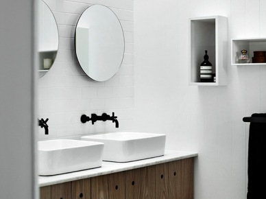 Okragłe lustra,czarne baterie retro,drewniane rustykalne szafki pod prostokatnymi umywalkami,drewniane biale panele na ścianie i biało-czarna marokańska  terakota w łazience (26047)